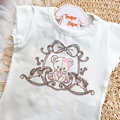 Conj. Blusa Ursinha com Cavalinhos de Brinquedo e Short - Off White e Marom
